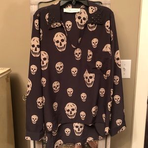 Grey Skull Print Hi-Lo Top with Metal Detail